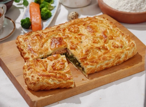 Слоеный с семгой и шпинатом